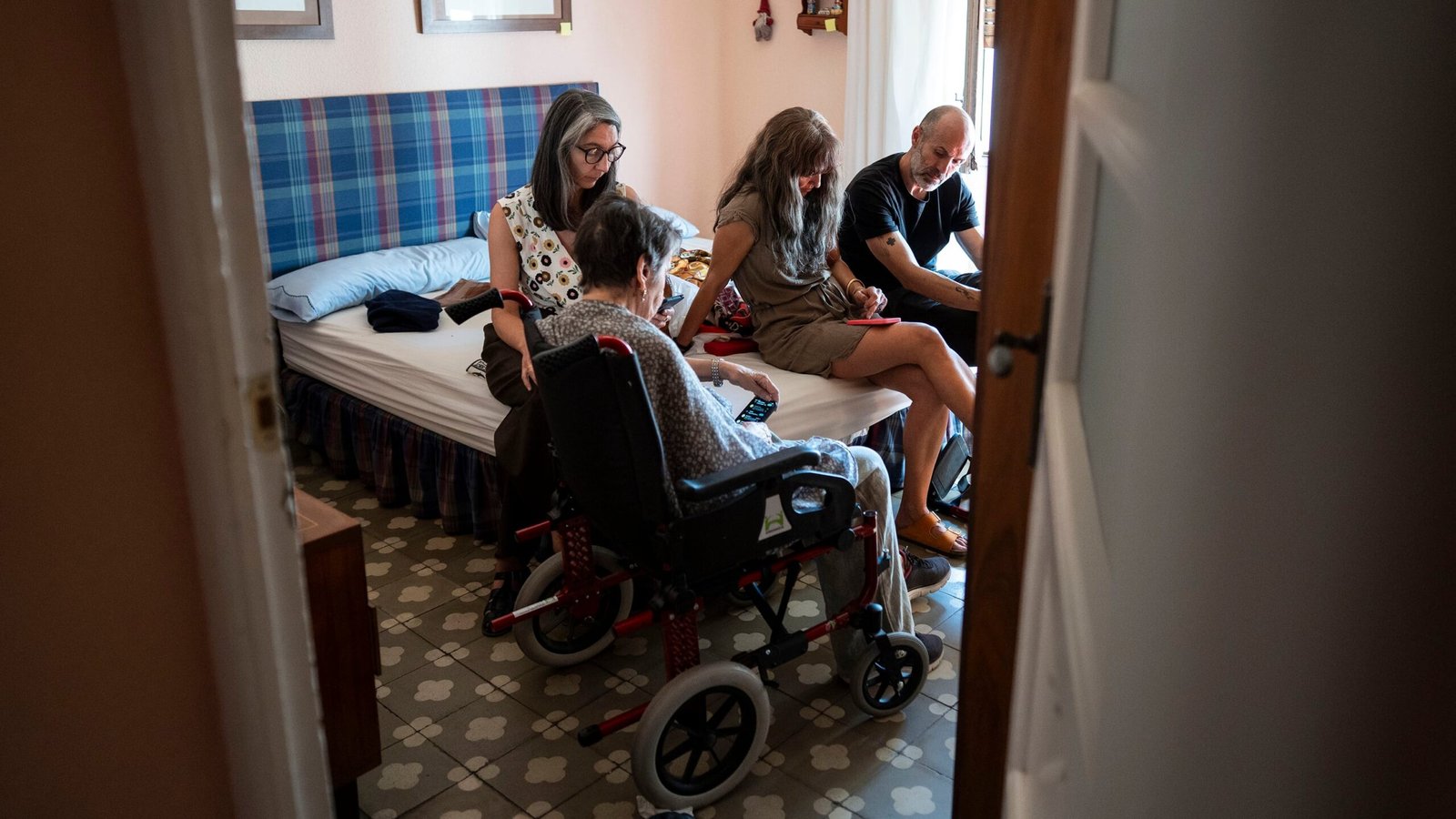 Maricarmen espera en su casa, antes del desahucio.
