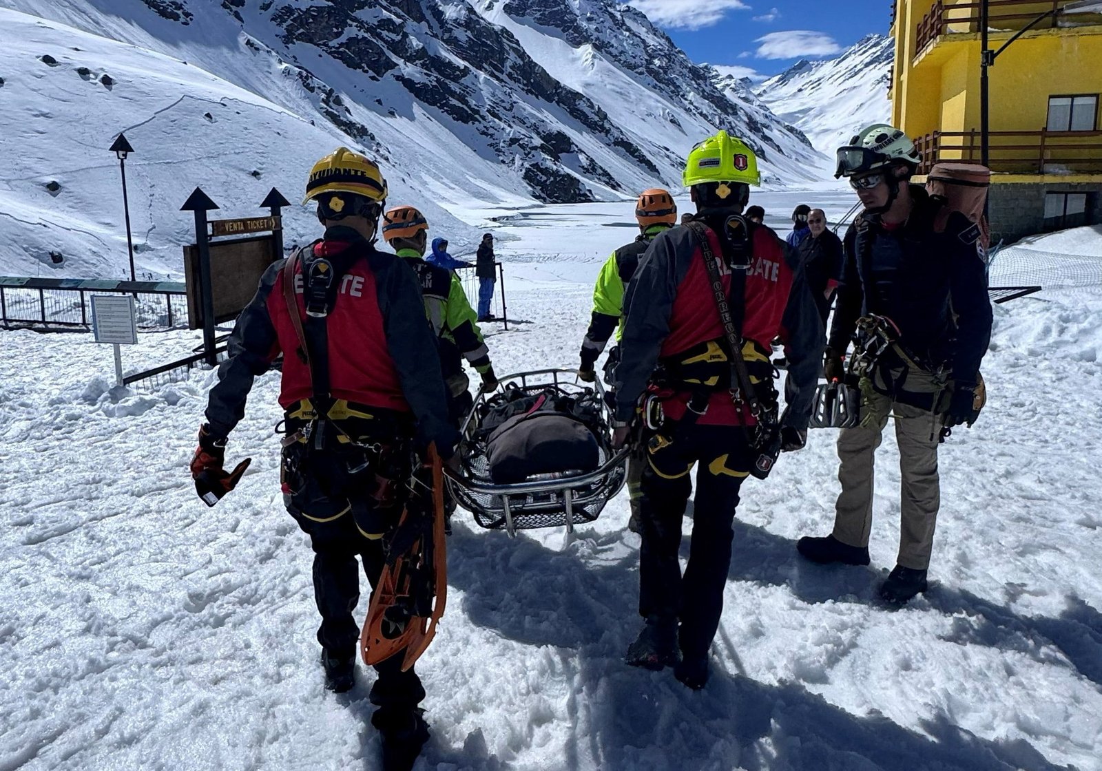 Mueren tres excursionistas chilenos tras una avalancha en los Andes