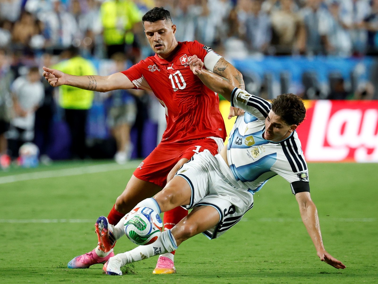 Multaron al capitán del Seleccionado Suizo que enfrentó a la Argentina en el Mundial por falsificar un certificado de Covid