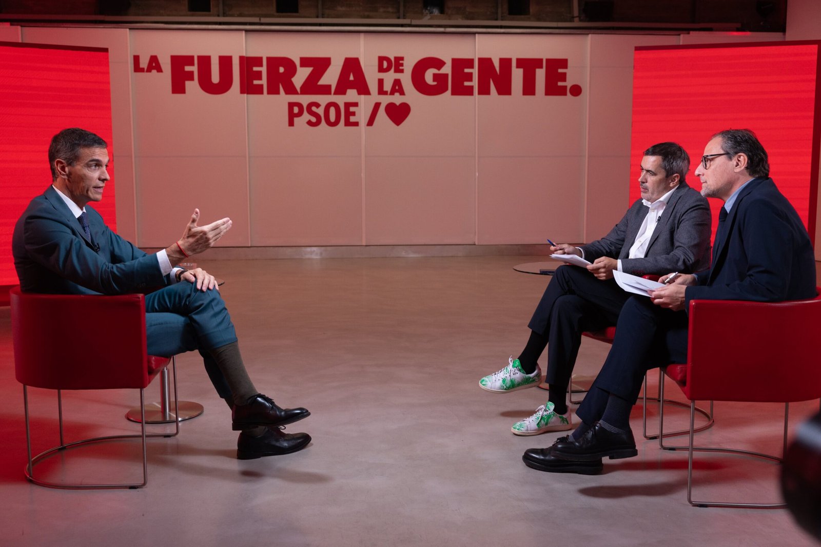 El presidente del Gobierno, Pedro Sánchez, el viernes en Ferraz durante la entrevista con el director de EL PAÍS, Jan Martínez Ahrens, y el corresponsal político Carlos E. Cué.