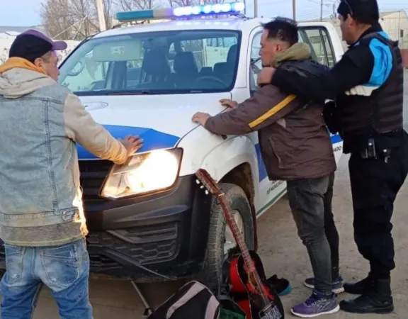 Policías detuvieron a dos delincuentes mientras robaban cables tras cortar el cerco perimetral de una empresa