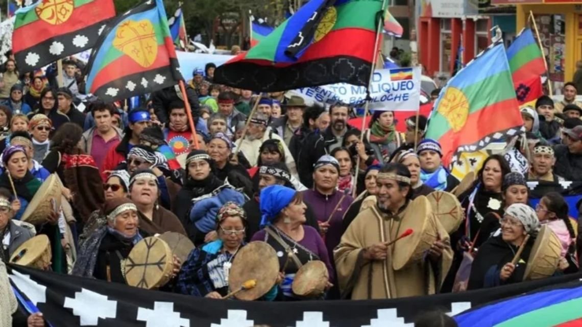 Pueblos originarios se concentran en la casa de CFK en rechazo al "Día de la Raza"