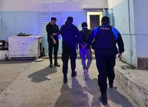 Quiso llevarse tres vinos de una carniceria pero fue atrapado a pocos metros