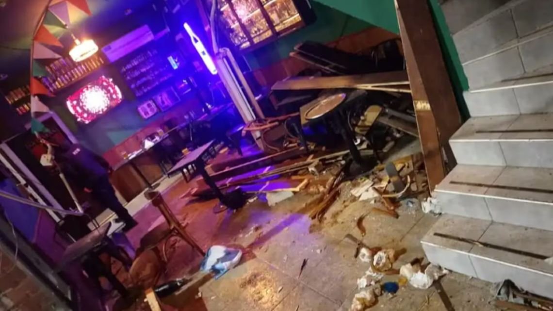 Se derrumbó el entrepiso de un bar en Paraná durante un cumpleaños: hay 15 heridos
