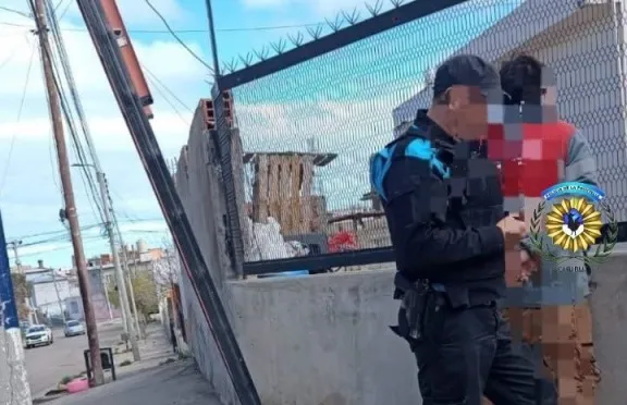Sorprendieron a un hombre robando cables de luz subido a un poste en el barrio Ceferino de Comodoro