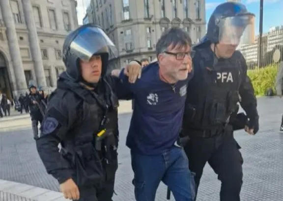 Tensión en Casa Rosada: detuvieron a tres personas tras un intento de ingreso por la fuerza que dejó un funcionario herido