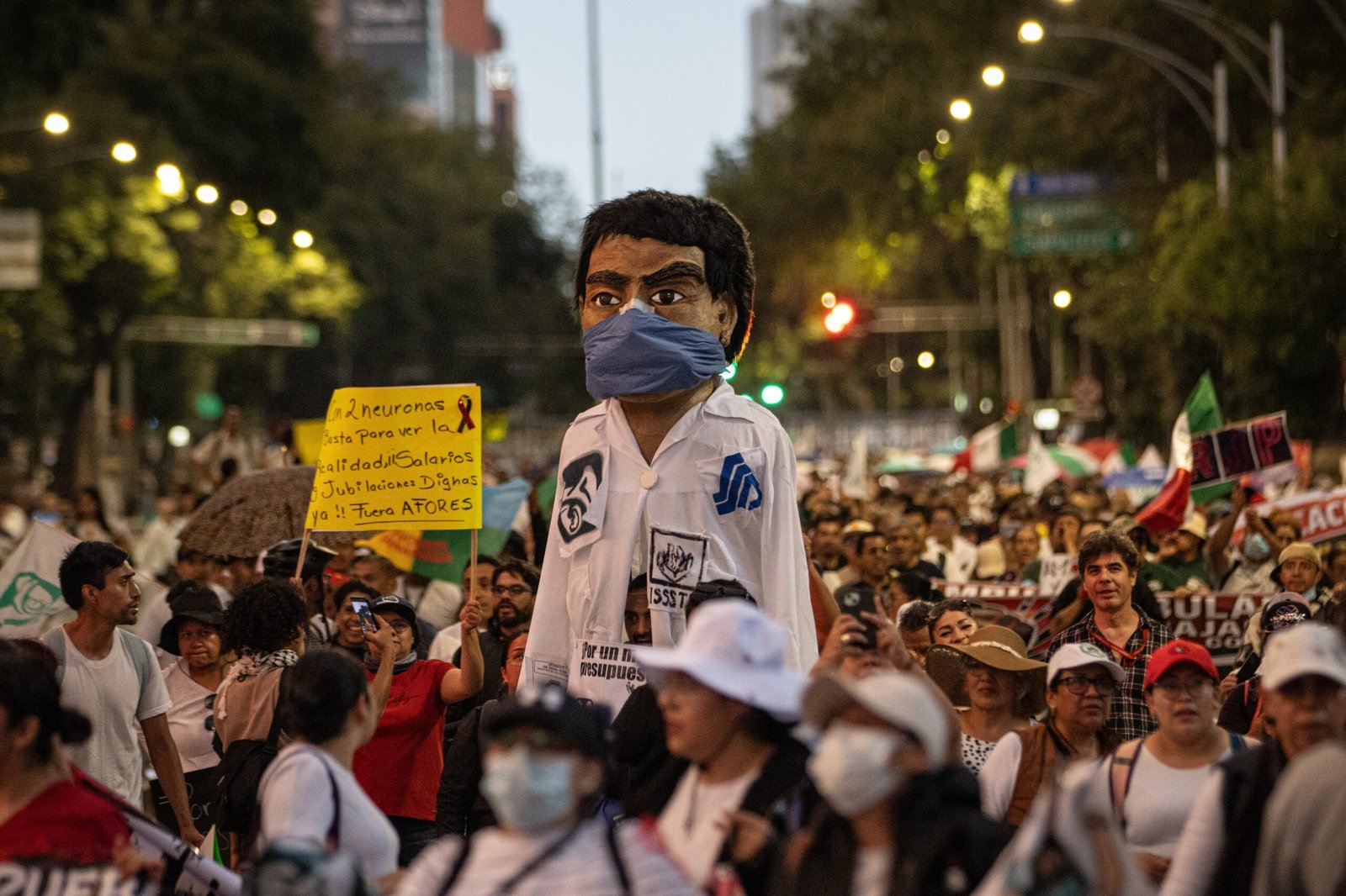 Trabajadores del IMSS marchan en la de Ciudad de México el 13 de octubre de 2026.