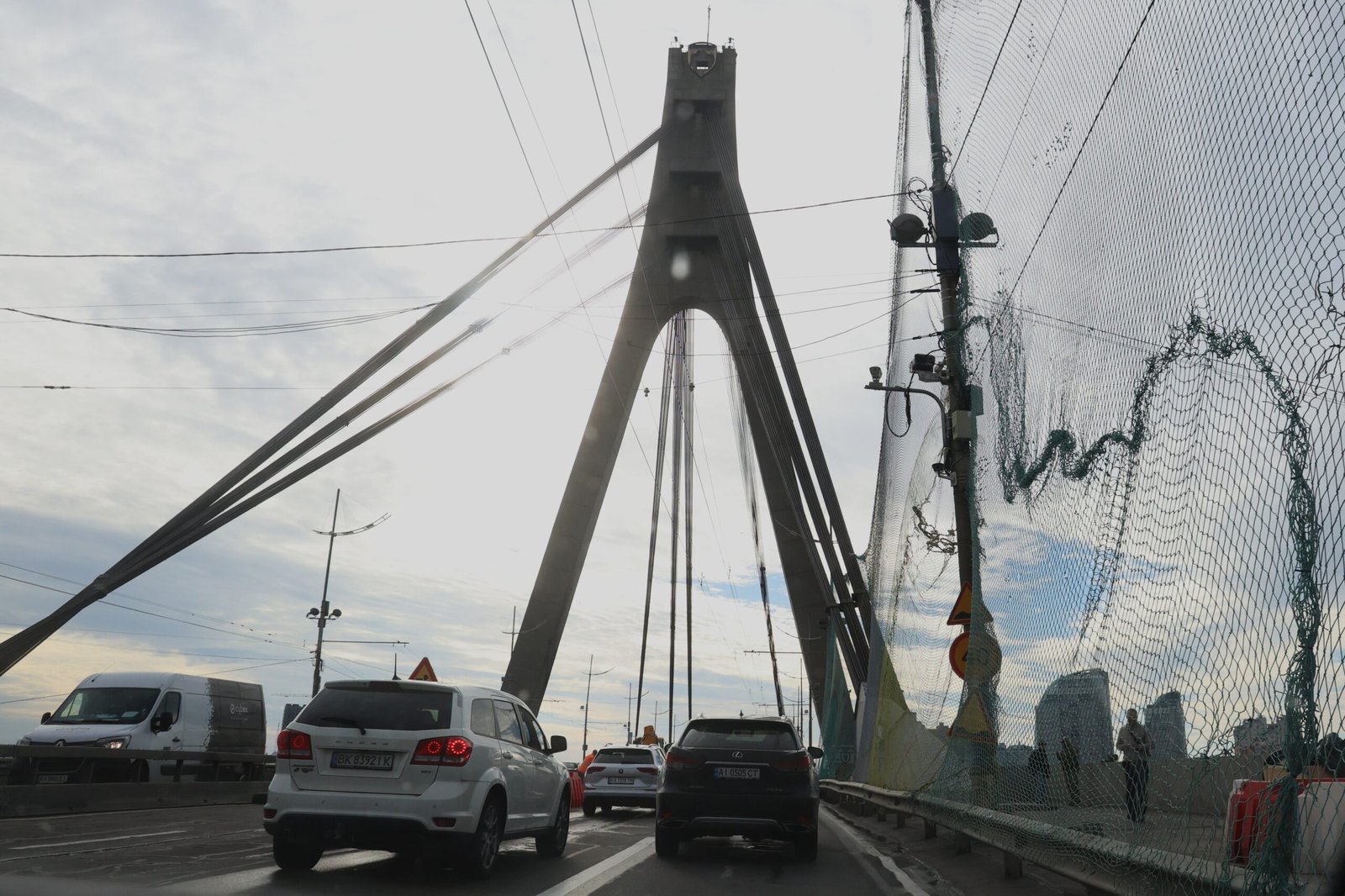 Una red instalada este martes protege un lateral del puente Norte de Kiev en el punto donde hace dos días impactó un dron ruso.
