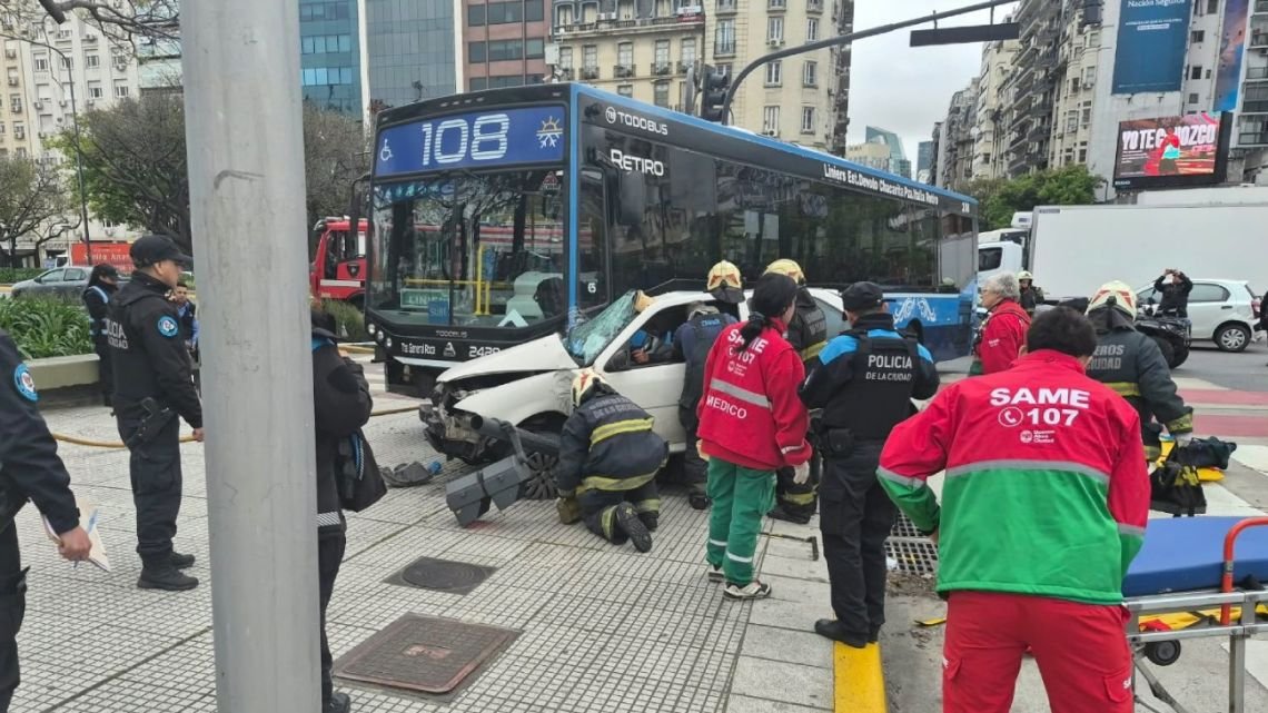 Un colectivo y un auto chocaron en 9 de Julio y Santa Fe: ambos conductores al Fernández