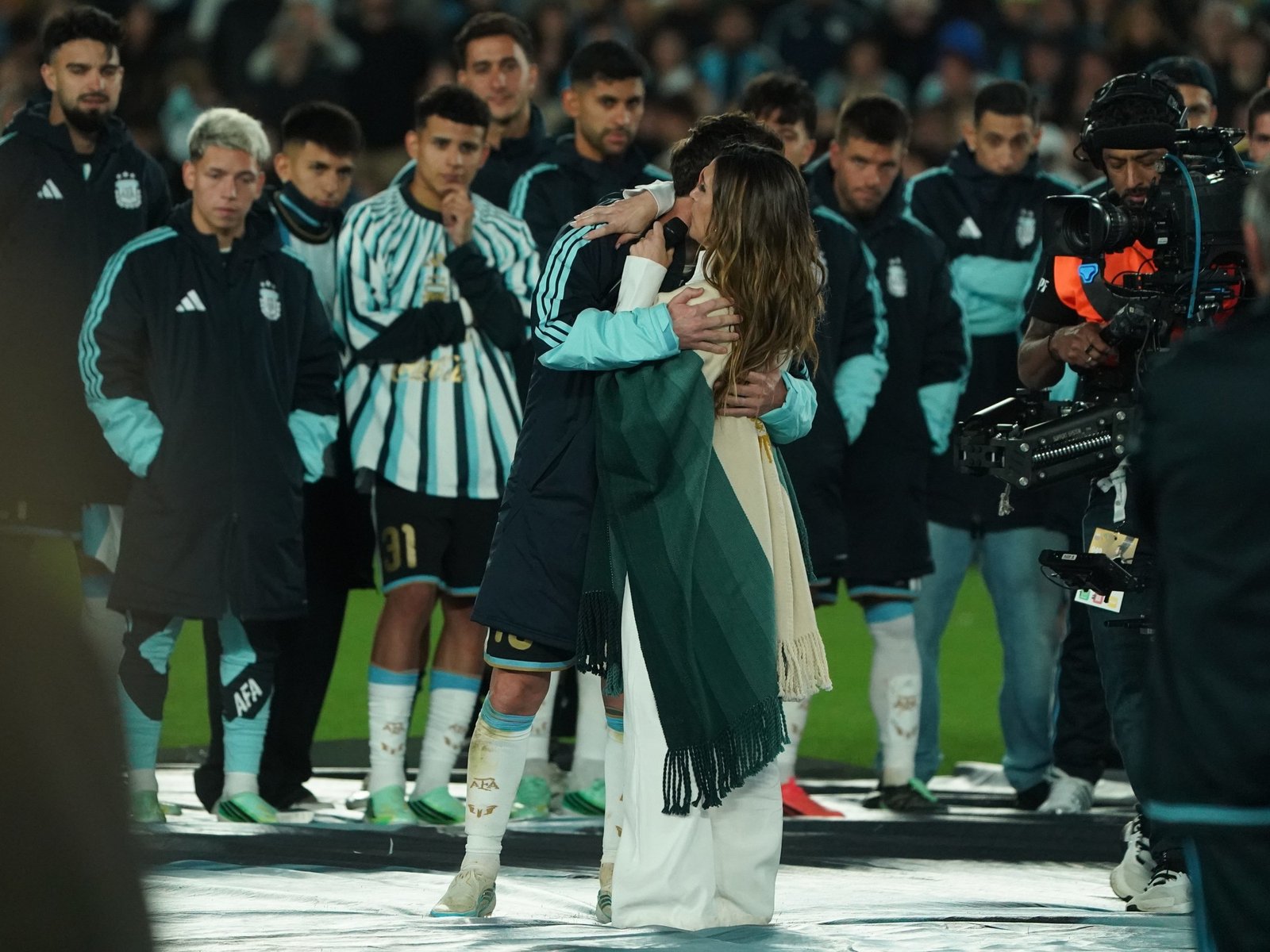 Un futbolista de la Selección le cambió el poncho a La Sole y abrió un debate en las redes: ¿quién salió ganando?