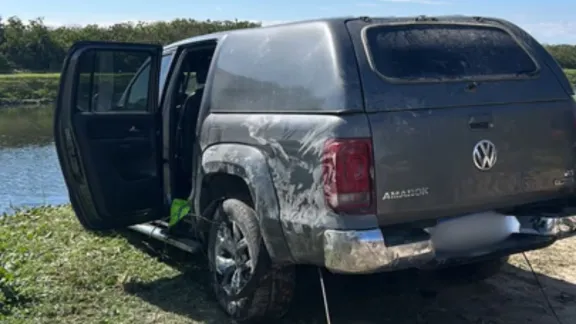 Un hombre arrojó su camioneta a un arroyo, simuló un asalto y terminó detenido