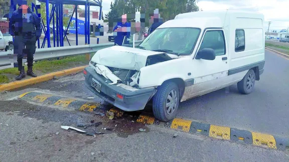 Una mujer con golpes en el cuerpo en violento choque de camionetas