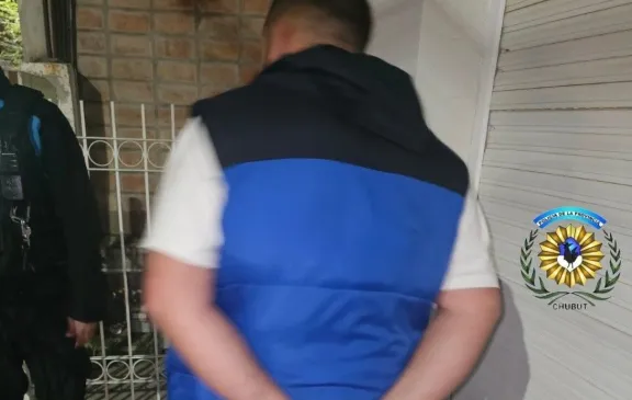 Una mujer intentó entrar a su casa, encontró la puerta trabada y descubrió a un desconocido adentro