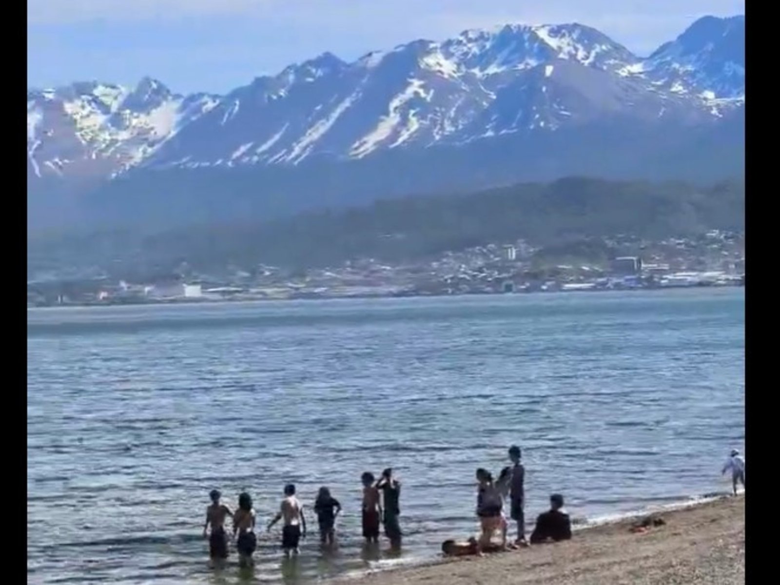 Ushuaia superó los 21 grados y la gente copó las playas, mientras en Buenos Aires se sintió la ola de frío