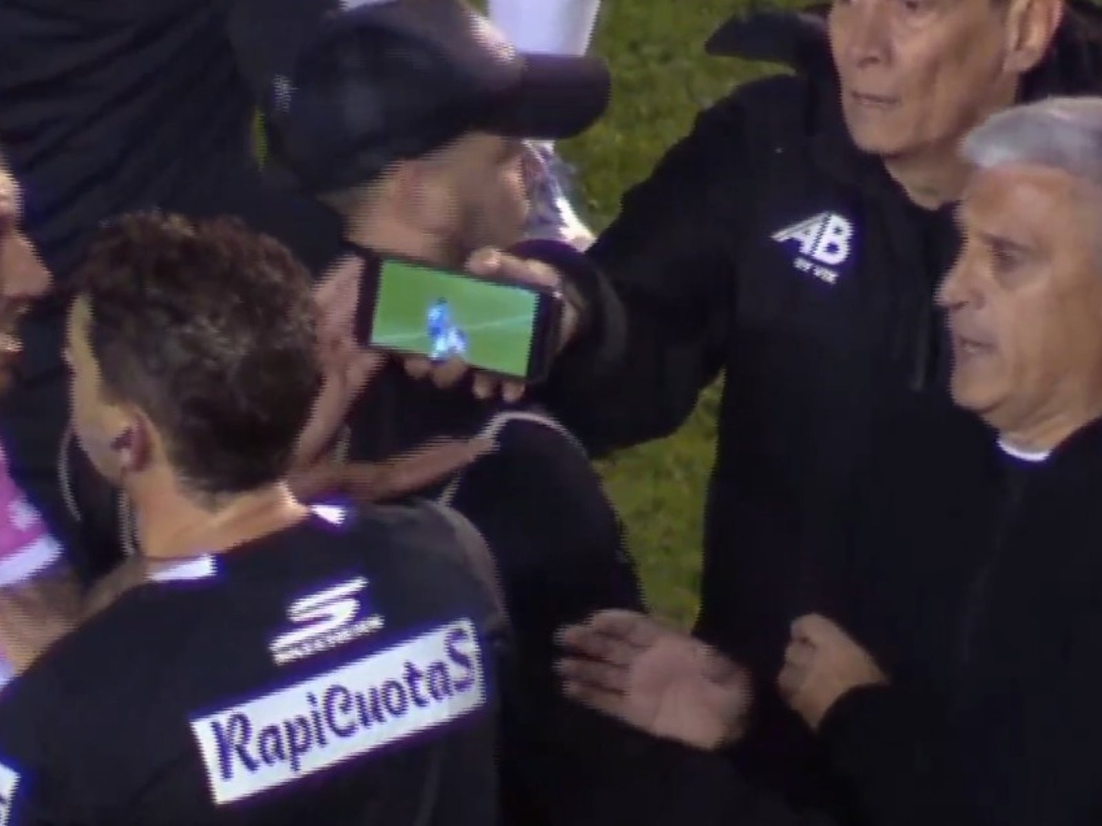 Video de un escándalo: Lamolina anuló un penal porque los de All Boys le mostraron un video :: Olé