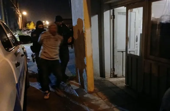 Violenta pelea en Kilómetro 8 terminó con un detenido y dos policías heridas