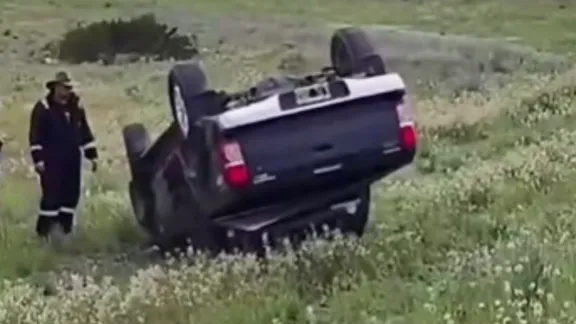Volcó una camioneta en el acceso a Trelew y el conductor salió ileso
