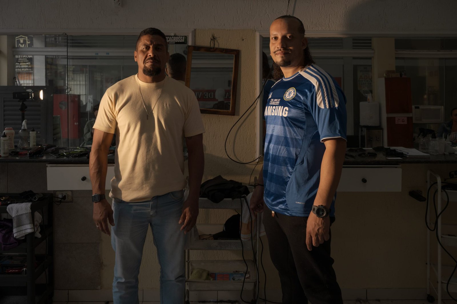 Fábio Silva de Souza y Robson Souza, en su peluquería en Vila São José, São Paulo, el 13 de octubre.