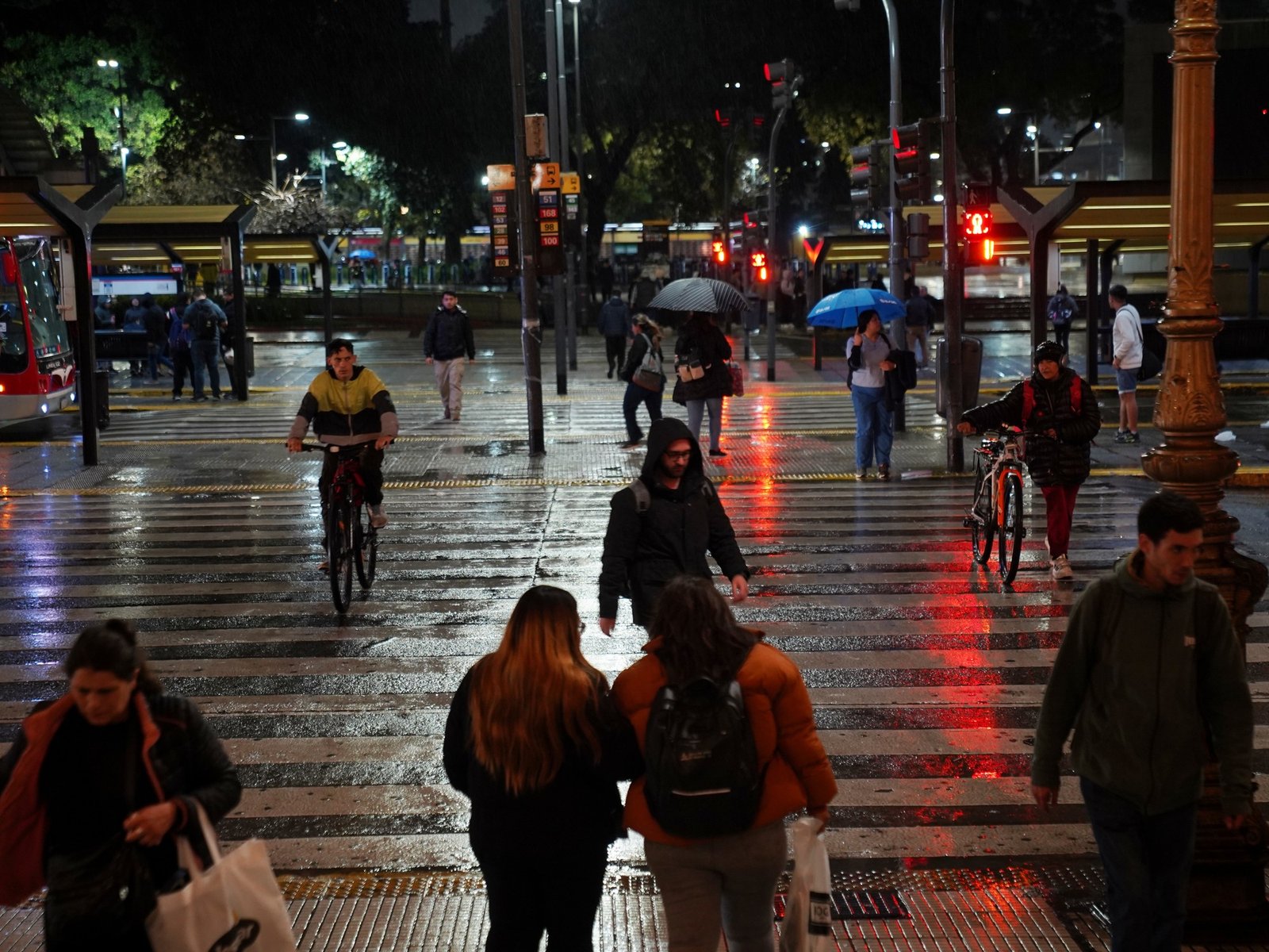 a qué hora empiezan las tormentas fuertes y qué se espera para la noche