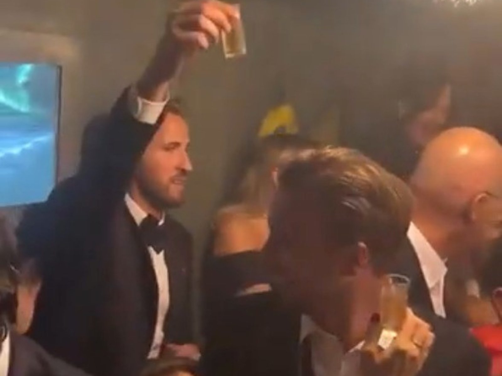cerró una disco en Londres y fue recibido con bengalas y champagne tras su noche de gloria en el Balón de Oro