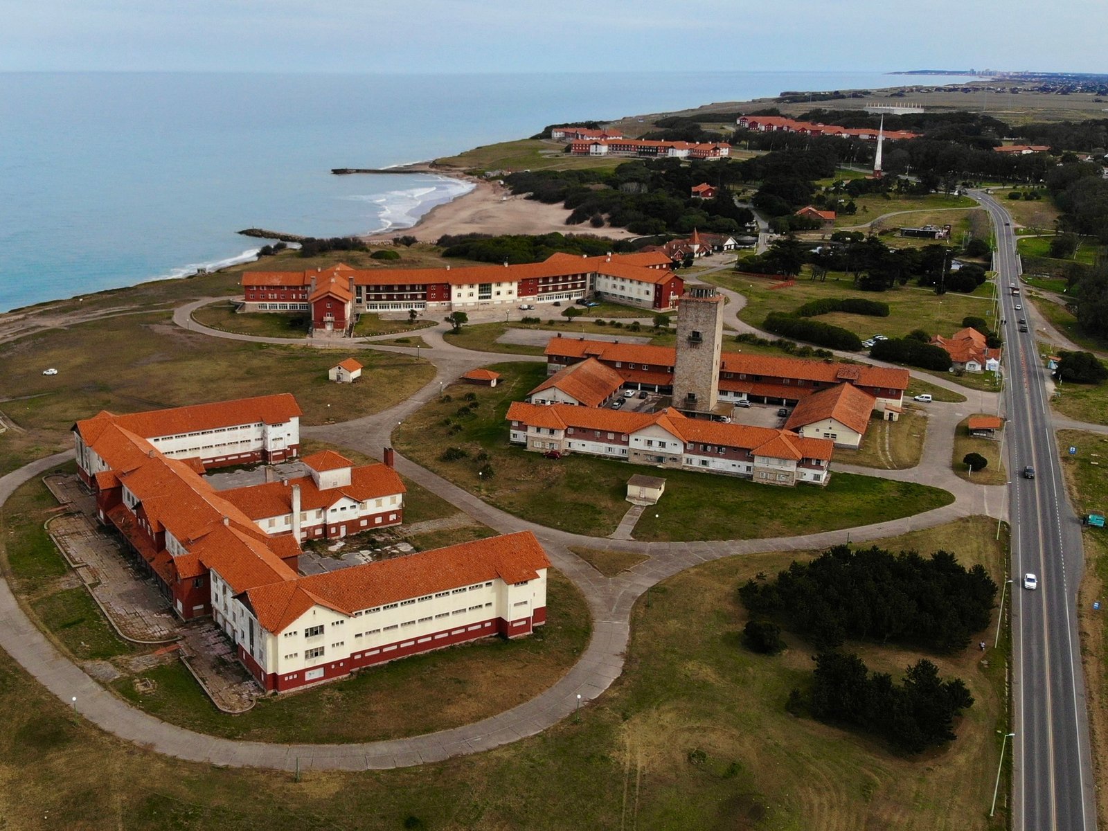 el Gobierno licita seis hoteles por 30 años y cede el resto a la Universidad de Mar del Plata