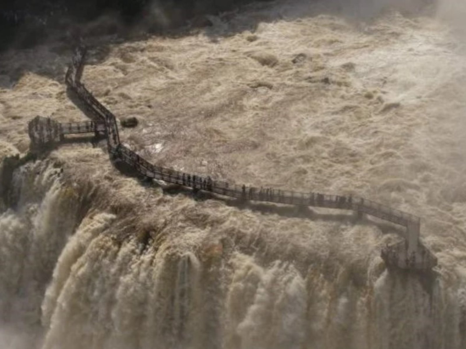 el caudal de las Cataratas del Iguazú se triplicó en menos de 48 horas y tuvieron que cerrar el Parque Nacional