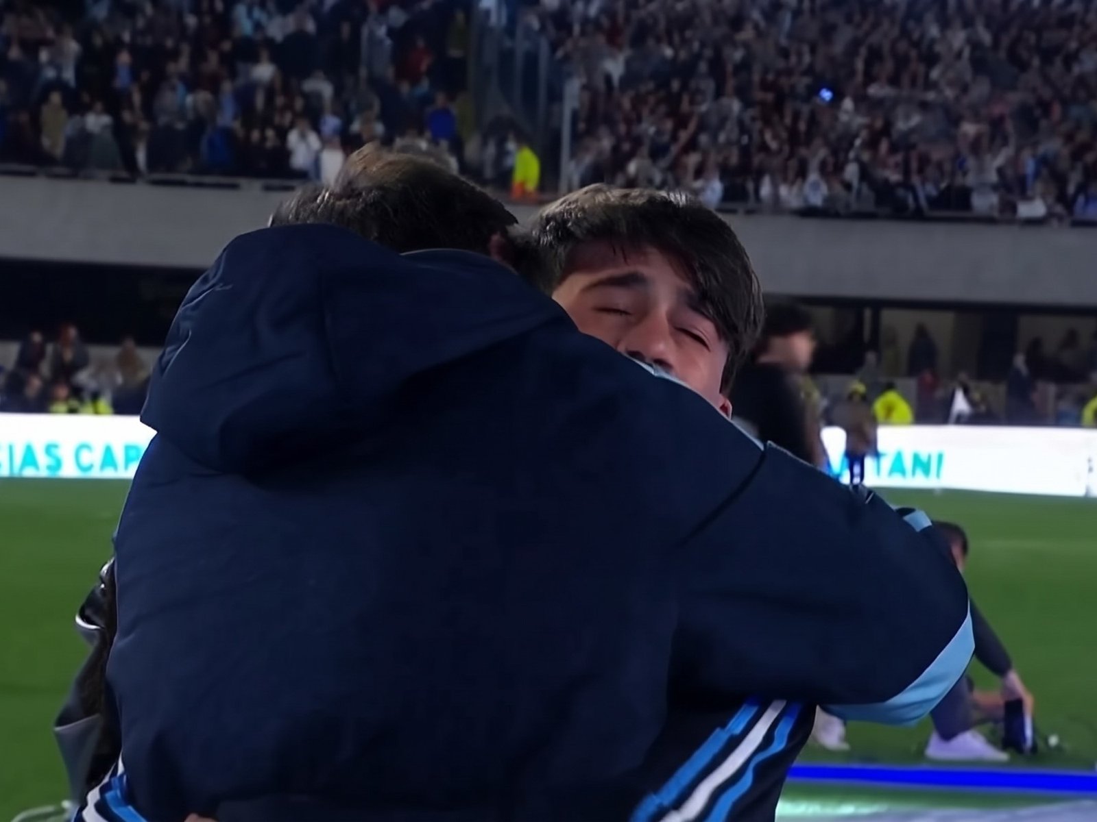 el tierno momento en que se refugió en los brazos del 10