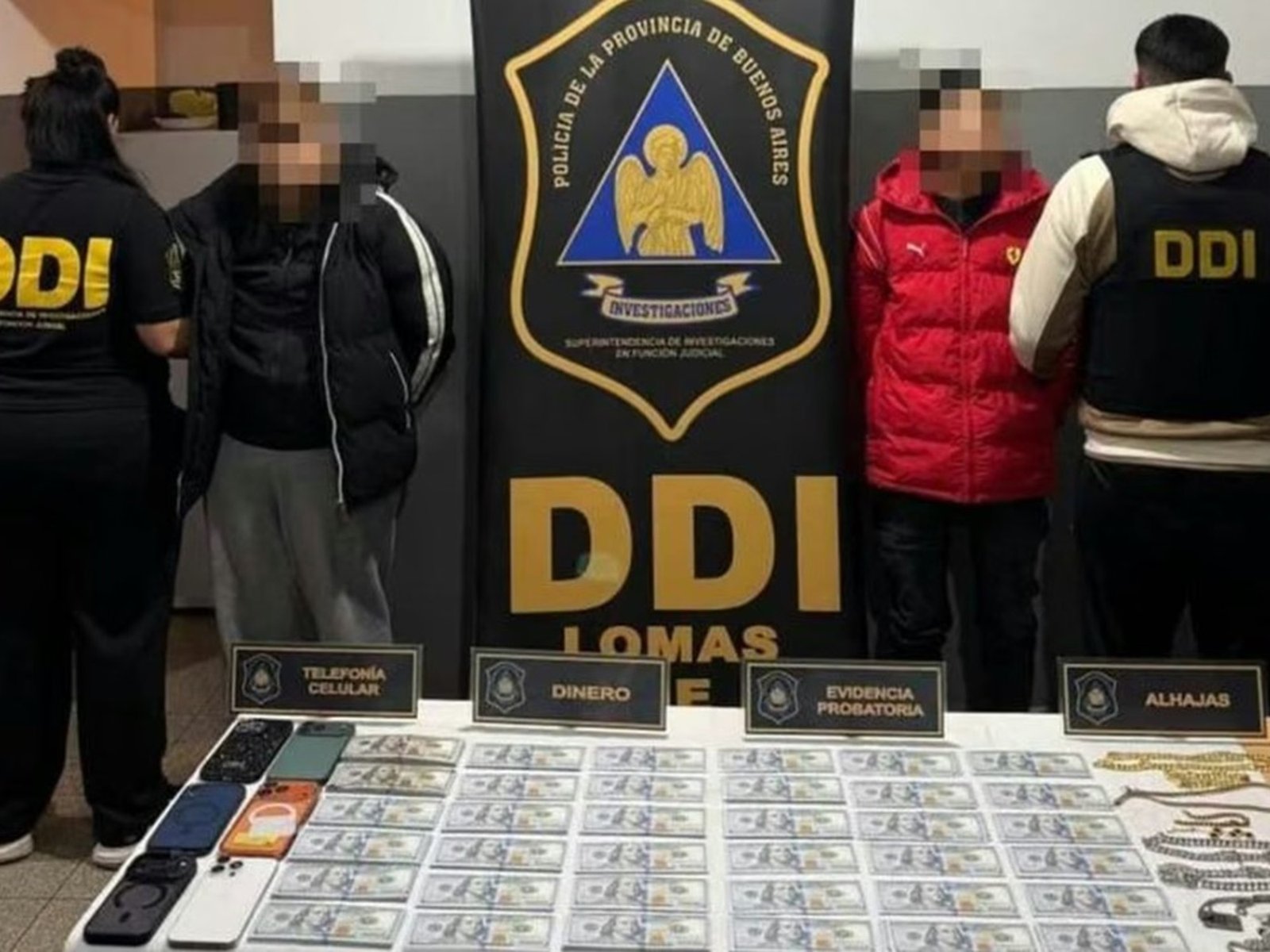la acusan de drogar a un hombre en un bar, llevarlo a su casa y robarle 55 mil dólares