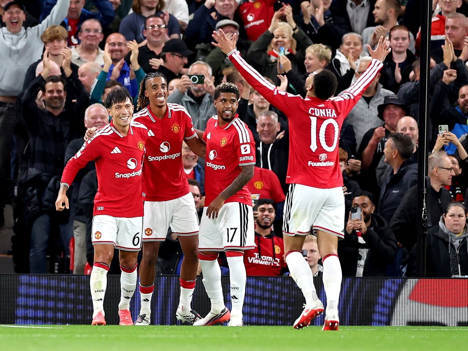 la banca del DT del Manchester United a Lisandro Martínez antes de un partido clave en la Premier League