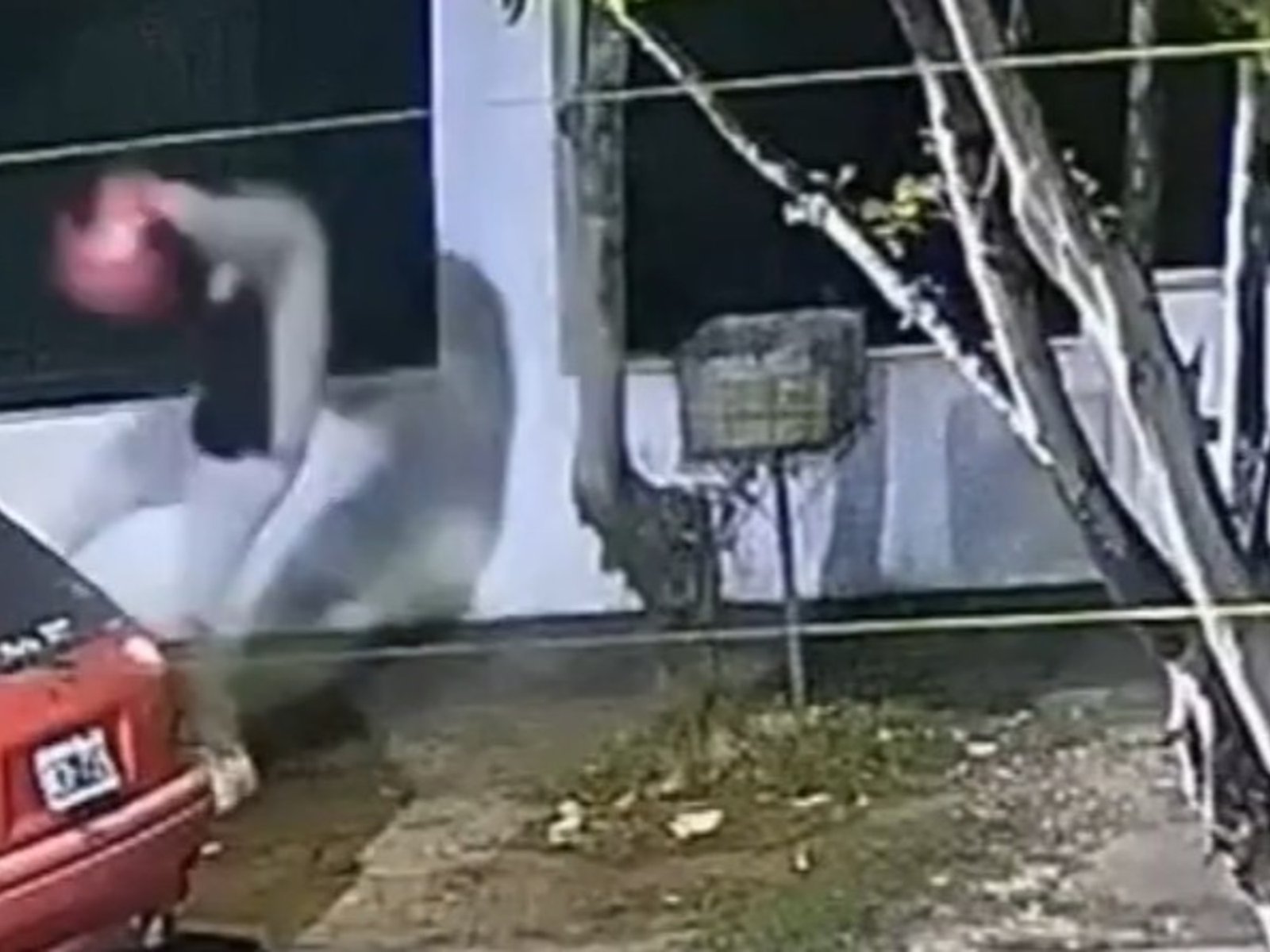 la brutal agresión de un hombre a su ex pareja en plena calle