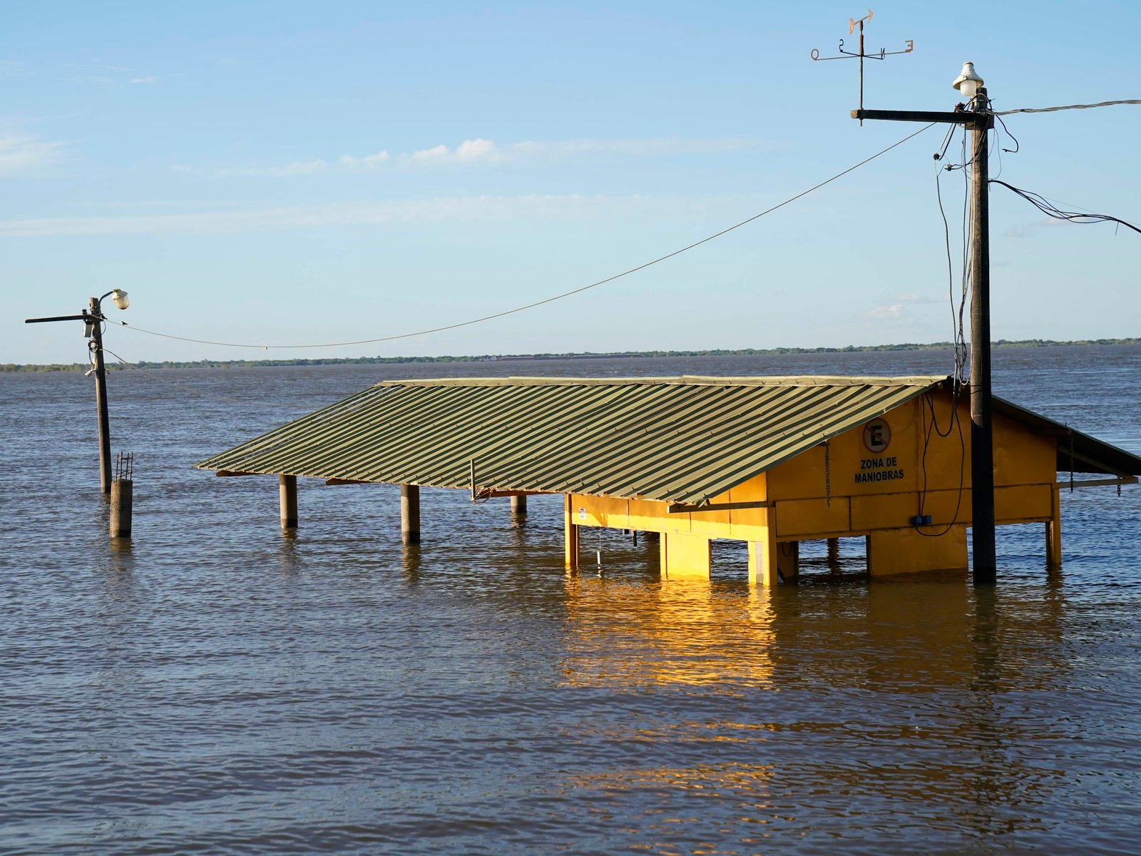 la crecida del río Paraná destrozó un terraplén para contener el agua en Paso de la Patria y se inundaron tres barrios