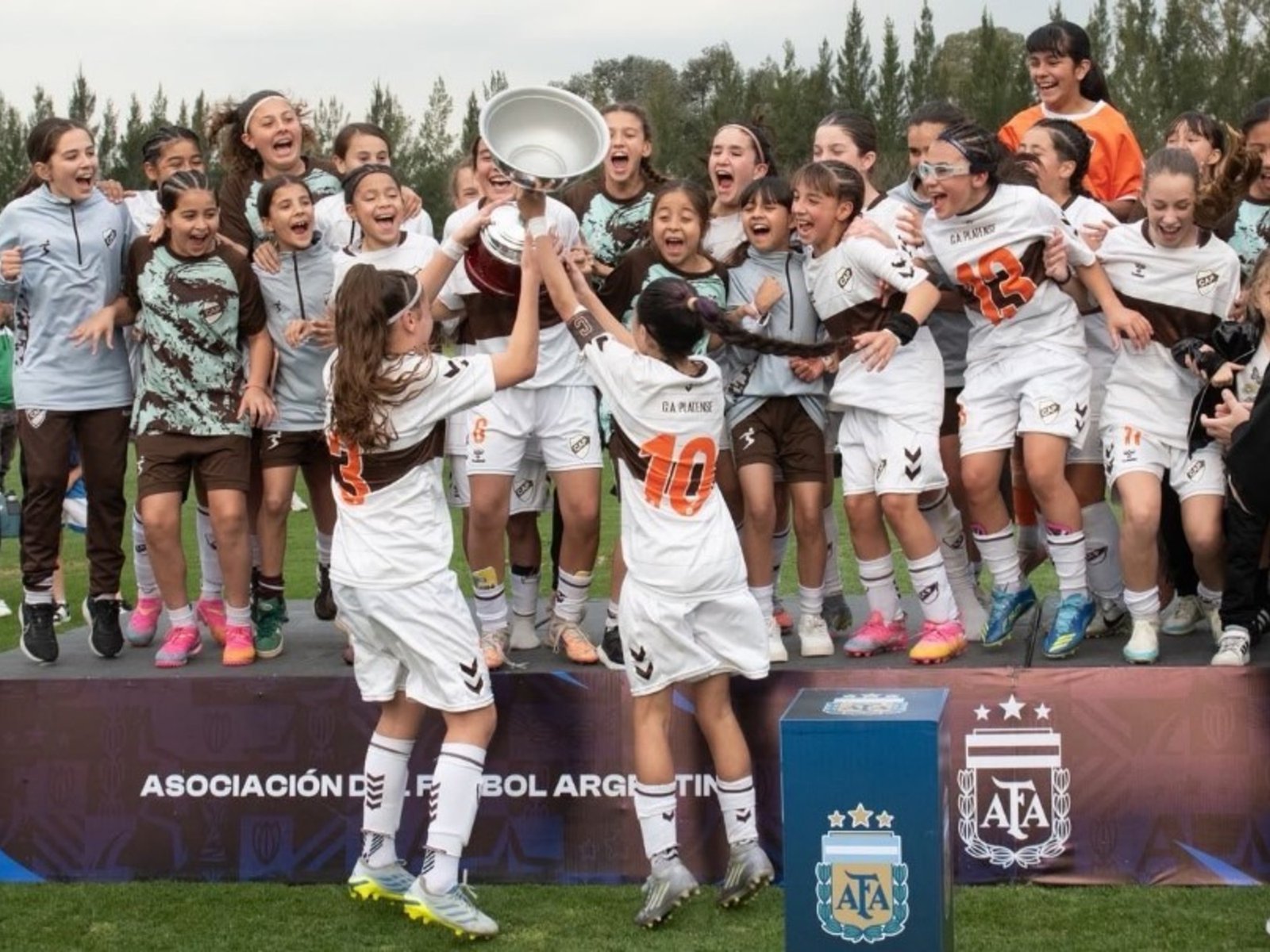 la goleada contra Vélez en una triple definición simultánea