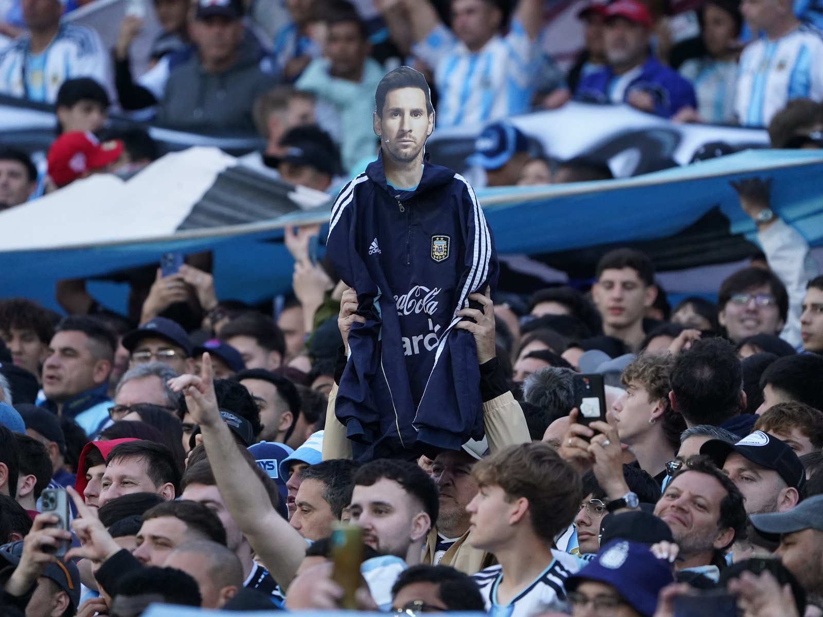 los cantos contra el presidente de la AFA en la previa de la despedida de Messi en el Monumental