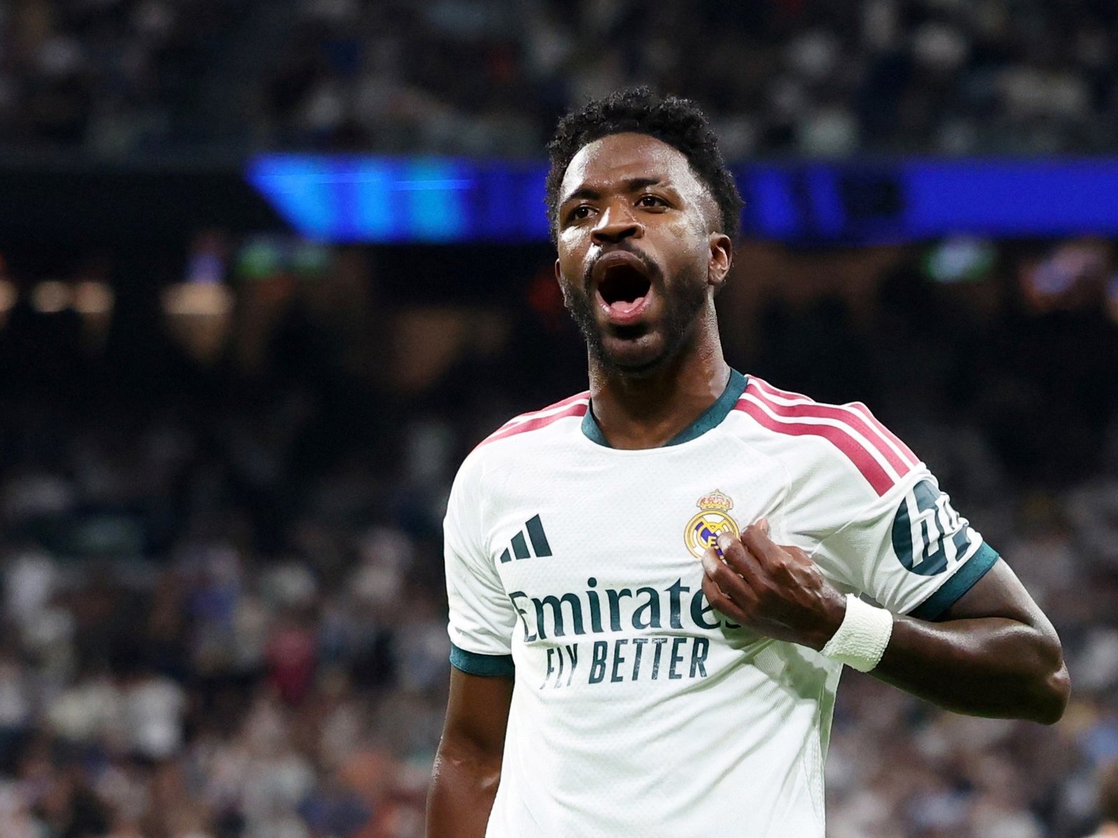metió un gol para Real Madrid pero el VAR se lo anuló y lo echaron por tirarle del pelo a un rival