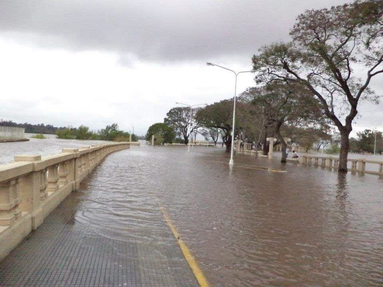niveles de agua al límite, primeros evacuados y ciudades en alerta por más lluvias en el norte del litoral