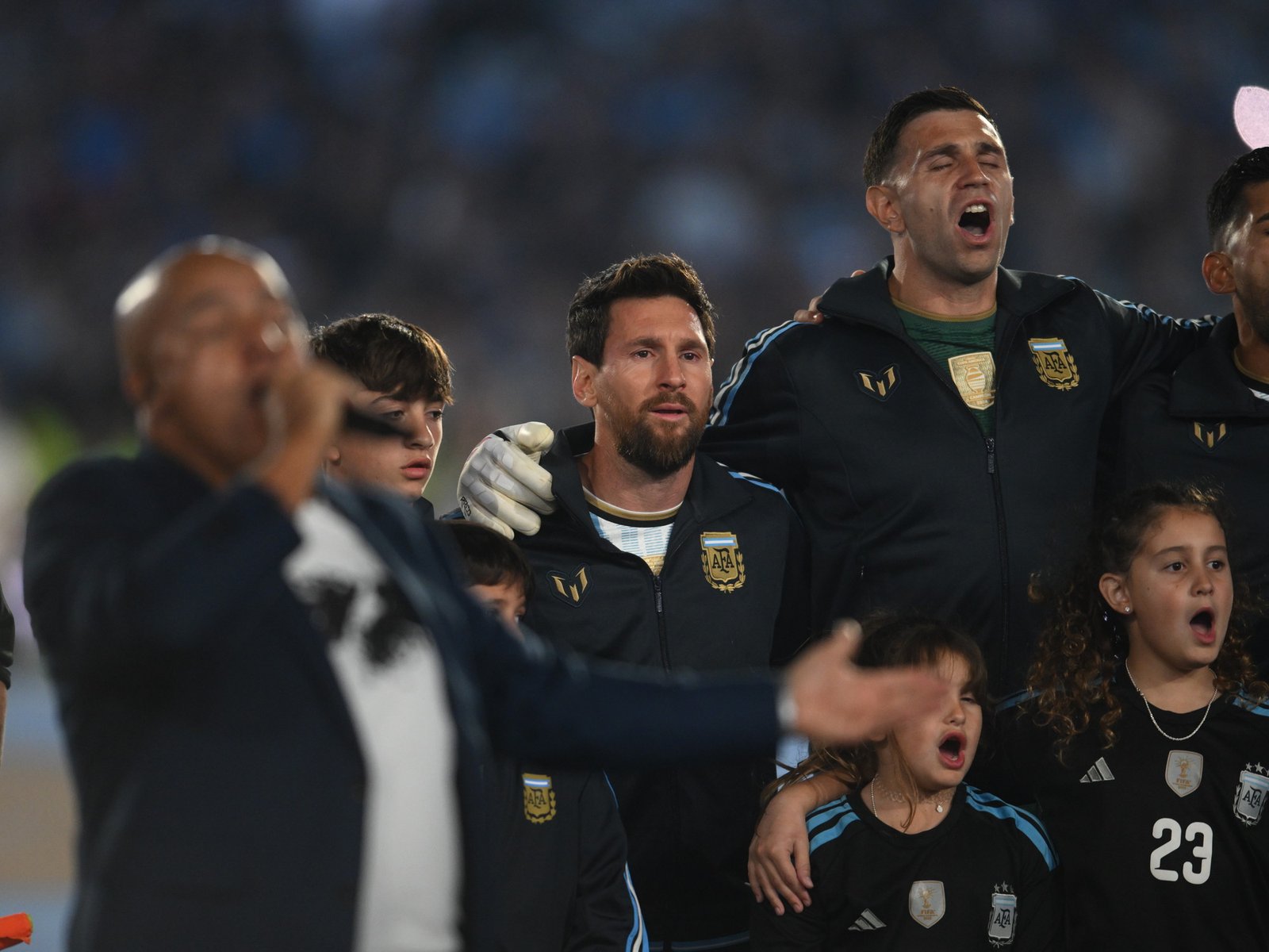no lo pudo cantar de la emoción, Scaloni lloró y la Selección mostró la bandera de Malvinas