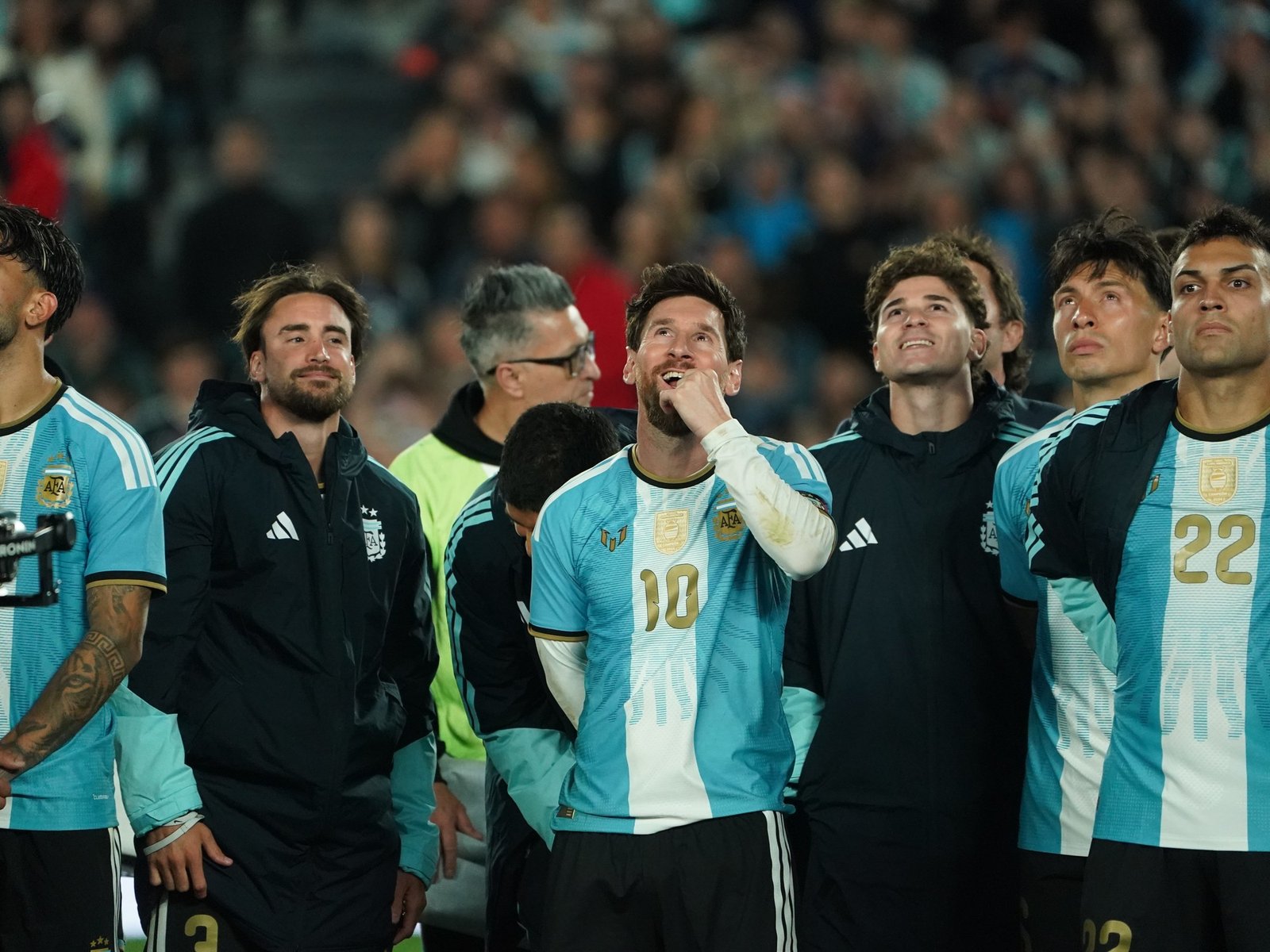 reclamo por el Balón de Oro y la "bienvenida a la mejor hinchada del mundo"