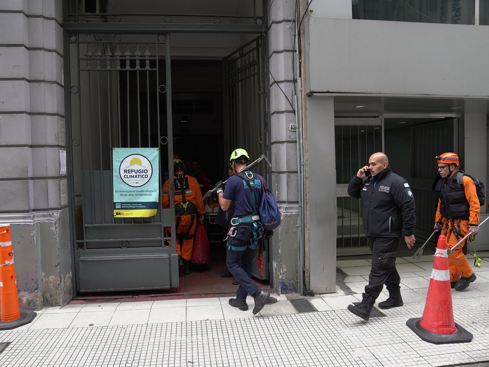 se pelearon los presos y un policía pasó cinco horas de rehén en un cuarto de la alcaidía