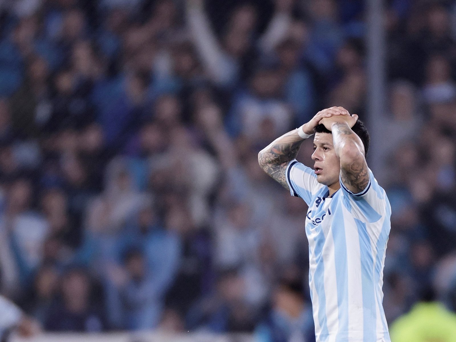su pase de Racing a Estudiantes podría caerse y reaviva el conflicto entre Tapia y Verón