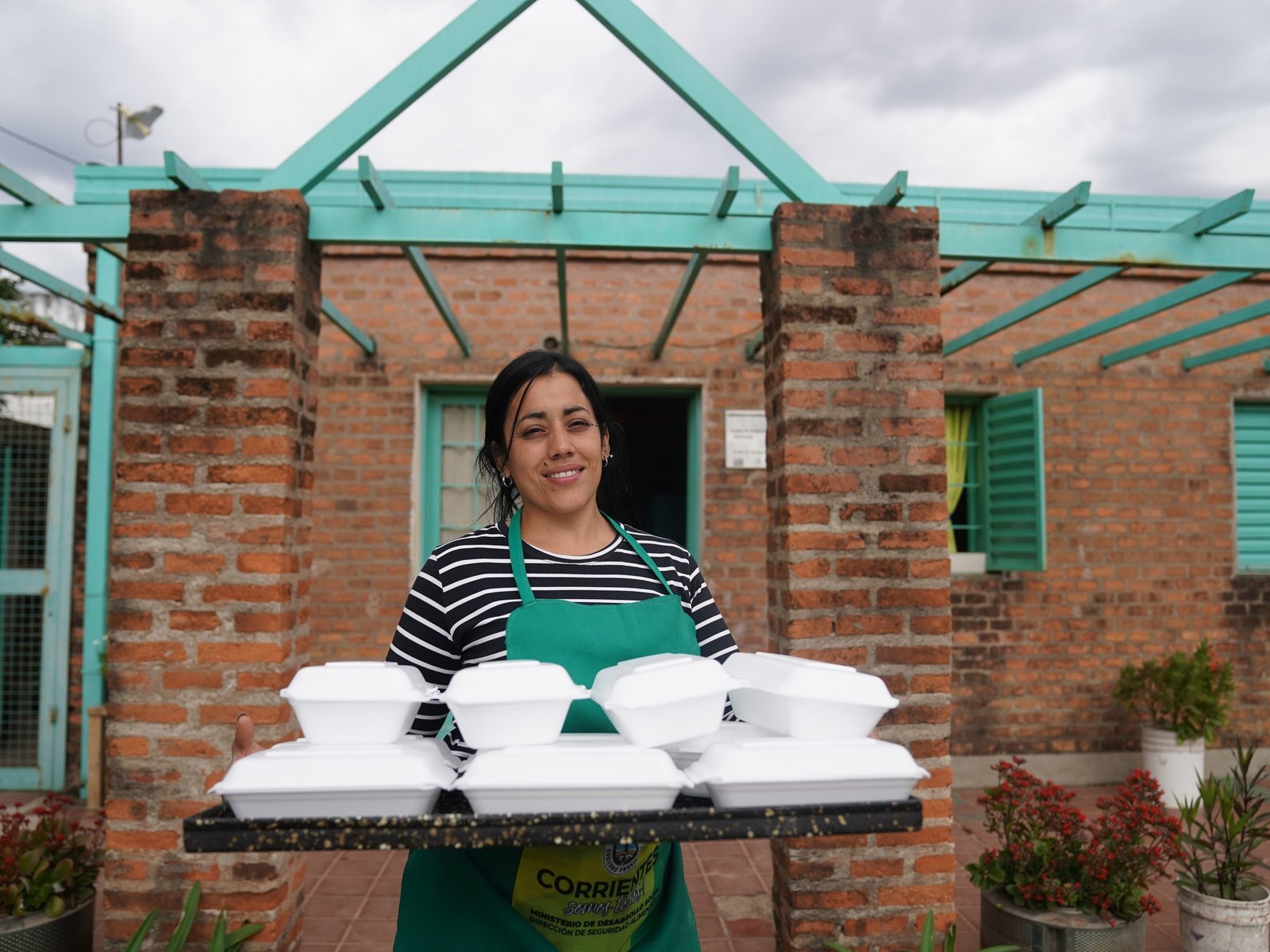 tiene un comedor comunitario y ahora también prepara viandas para los evacuados por las inundaciones en Corrientes