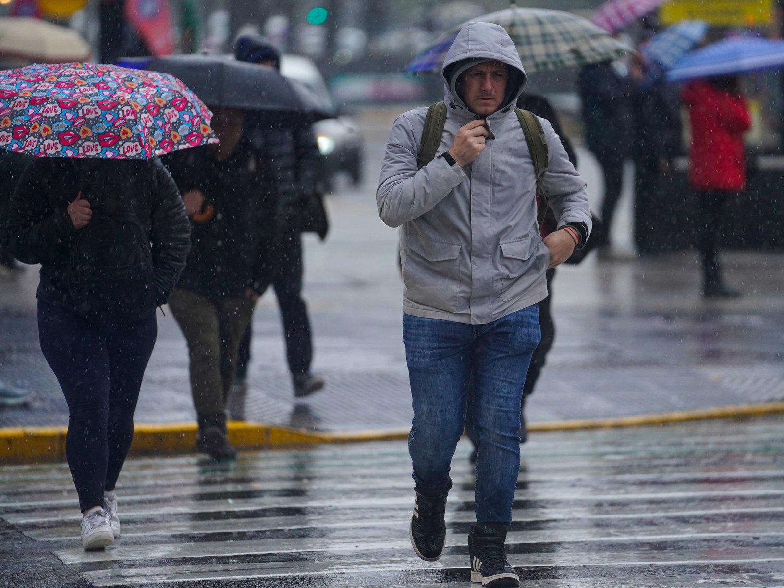 un camión quedó varado en El Palomar, calles inundadas en el Conurbano y cómo seguirá el clima