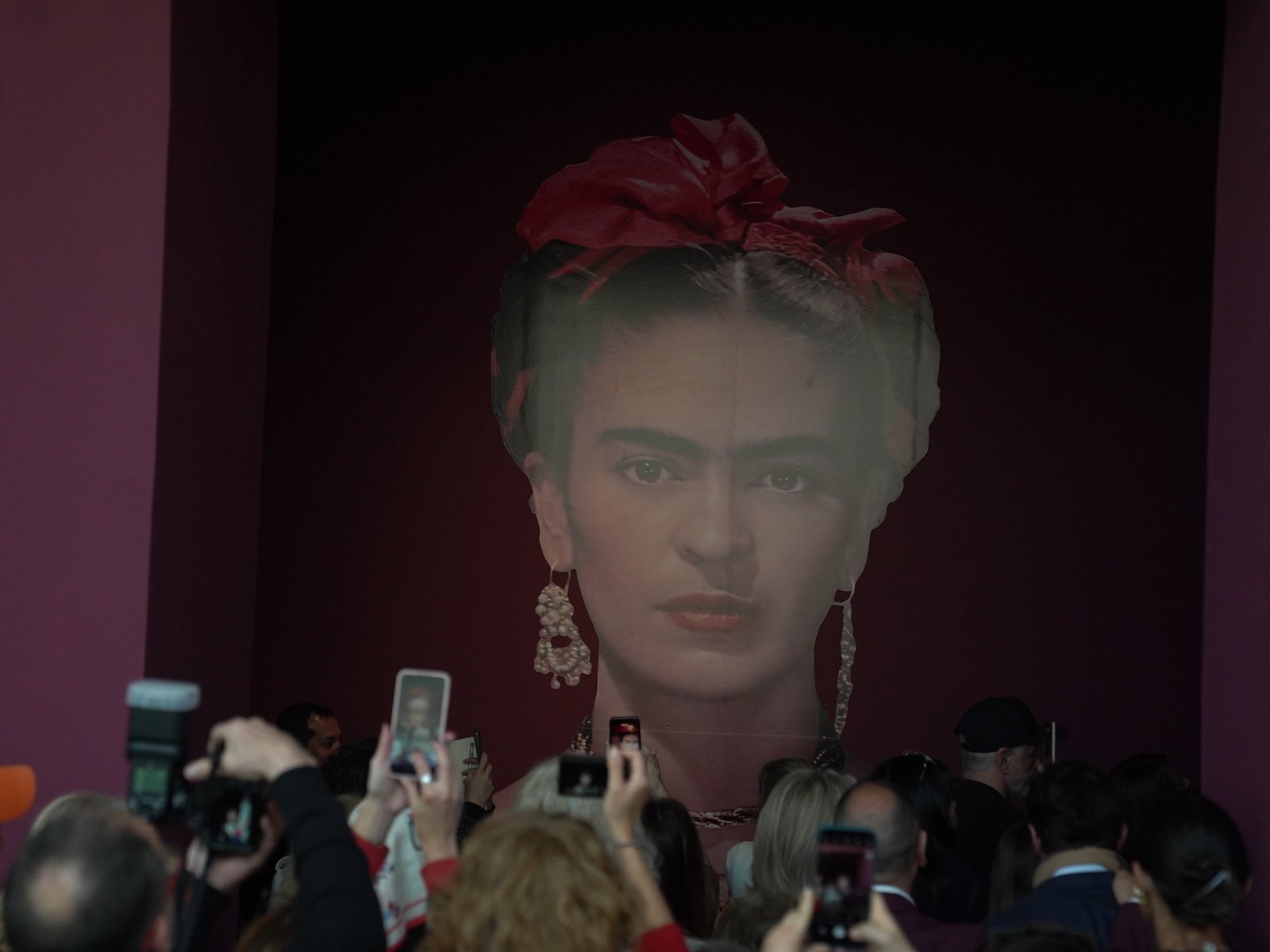 un recorrido interactivo por los secretos detrás de la Viva Frida en el Malba