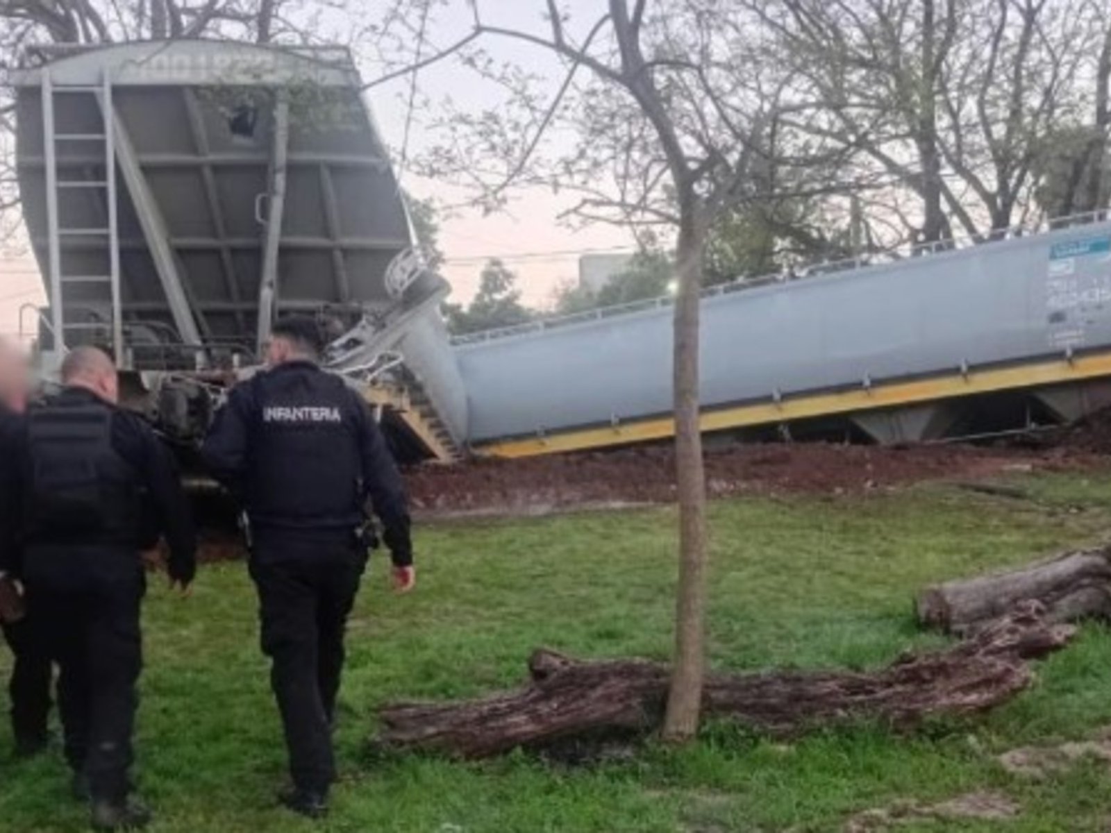 vagones volcados y una carga de maíz desparramada