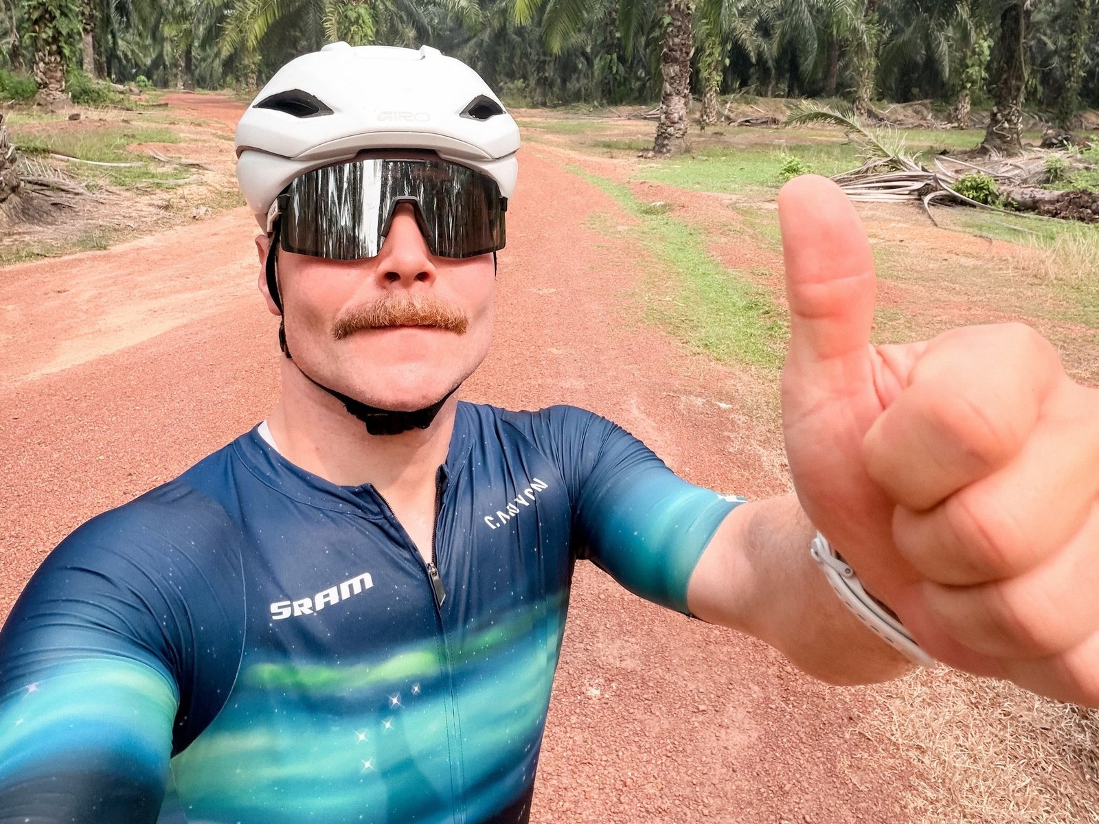 viajó más de 400 kilómetros en bicicleta de Sepang hasta Singapur para correr en la Fórmula 1