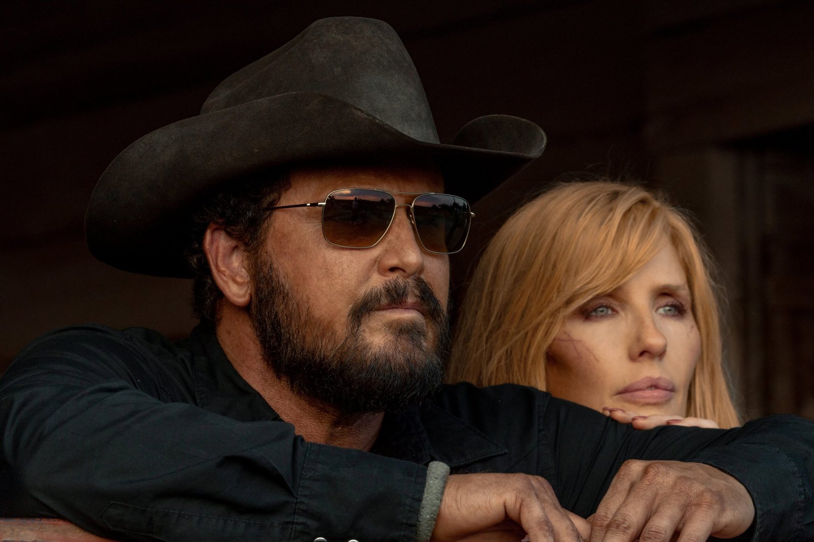 Cole Hauser y Kelly Reilly, en el primer episodio de 'Rancho Dutton', una de las series más populares de Paramount+.